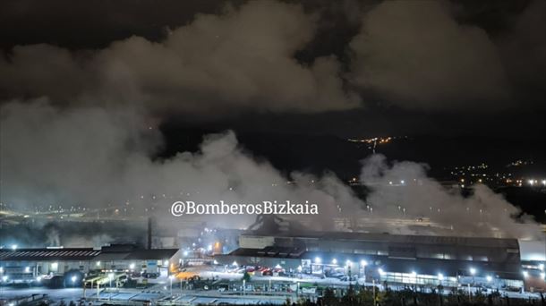 Sutea Nervacero enpresan, Trapagaranen (Bizkaia). Irudia: Bizkaiko suhiltzaileak