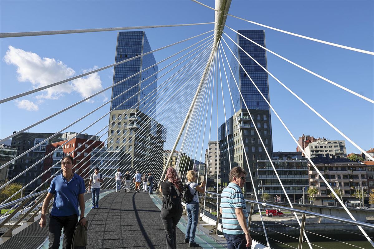 Turistas pasean por Bilbao. 