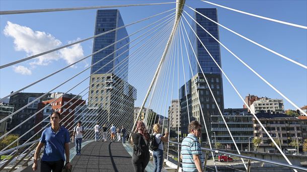 Turistas pasean por Bilbao. 