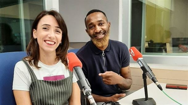 Natalia Sánchez junto al rapero Betto Snay