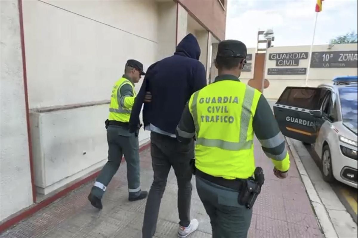 El detenido con la Guardia Civil.