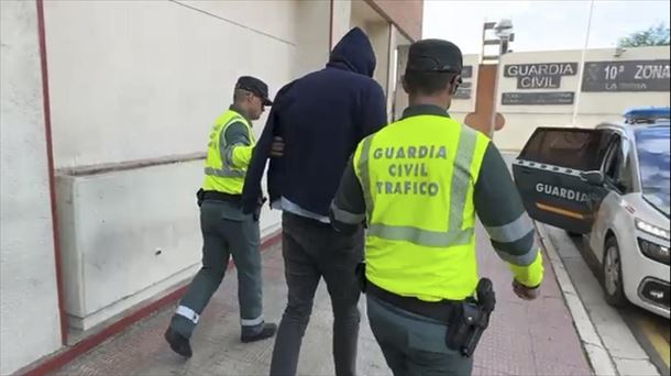 El detenido con la Guardia Civil.