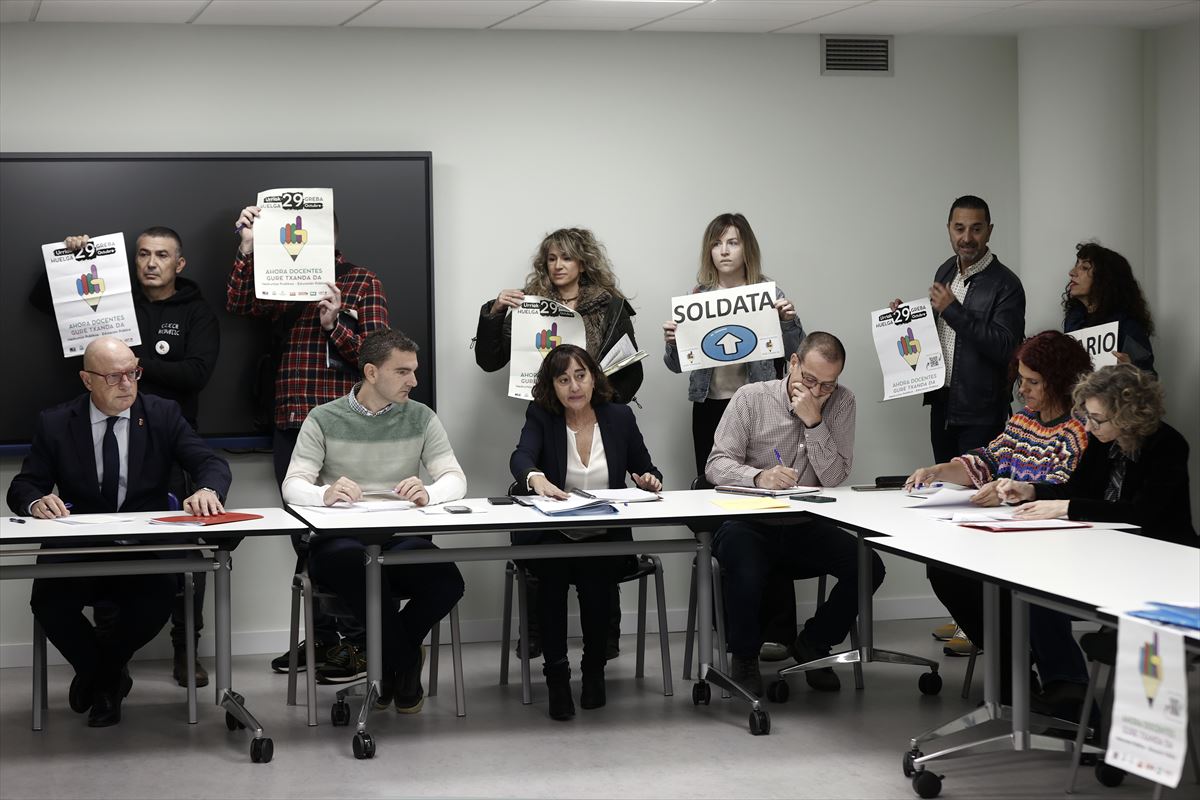 Reunión de la Mesa Sectorial del Personal Docente, hoy, en Pamplona. Foto: EFE