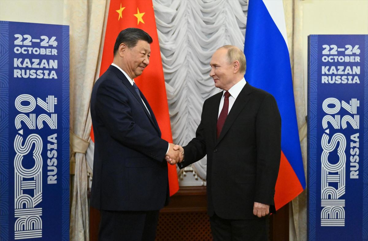 EL presidente Vladímir Putin, el mandatario anfitrión, con su homólogo chino, Xi Jinping. Foto: EFE