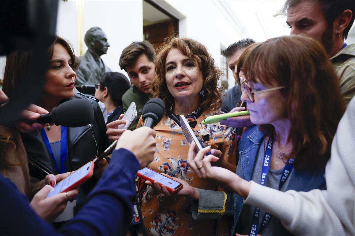 La ministra de Hacienda, María Jesús Montero, hoy, en los pasillos del Congreso