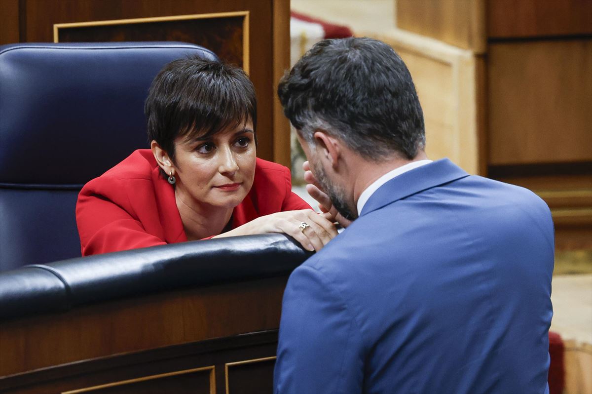 Rodríguez conversa con Rufián (ERC) en un receso de su comparecencia en el Congreso.  