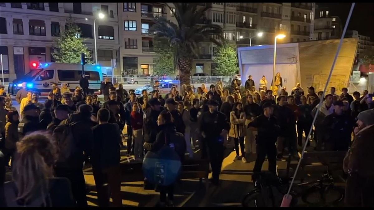 Protesta contra Kaleko Afari Solidarioak en Donostia, el lunes. Imagen: EITB