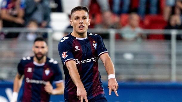 José Corpas celebra el gol que ha logrado, ante el Cádiz. Foto: SD Eibar. 