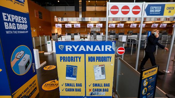 Ryanair hegazkin konpainiaren fakturazio mahaia, artxiboko irudi batean