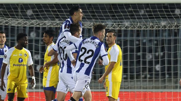 Aguerd y Turrientes felicitan a Pacheco, autor del 0-1. Foto: EFE. 