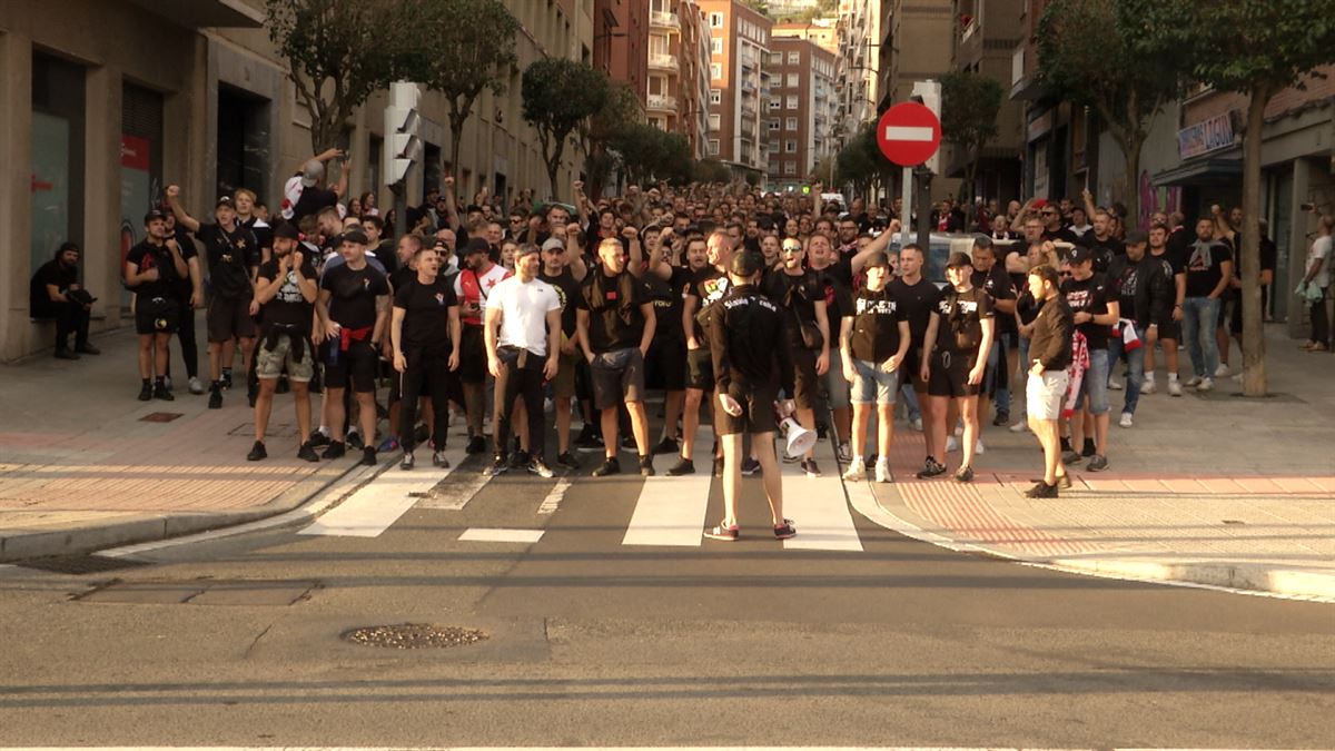 Aficionados del Slavia Praga. Imagen obtenida de un vídeo de EITB Media.