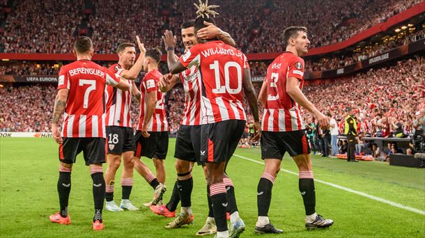 Los jugadores del Athletic festejan, junto a Nico Williams, el gol del extremo. Foto: EFE. 