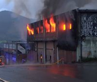 Incendio sin heridos en un pabellón de un polígono industrial de Arrigorriaga