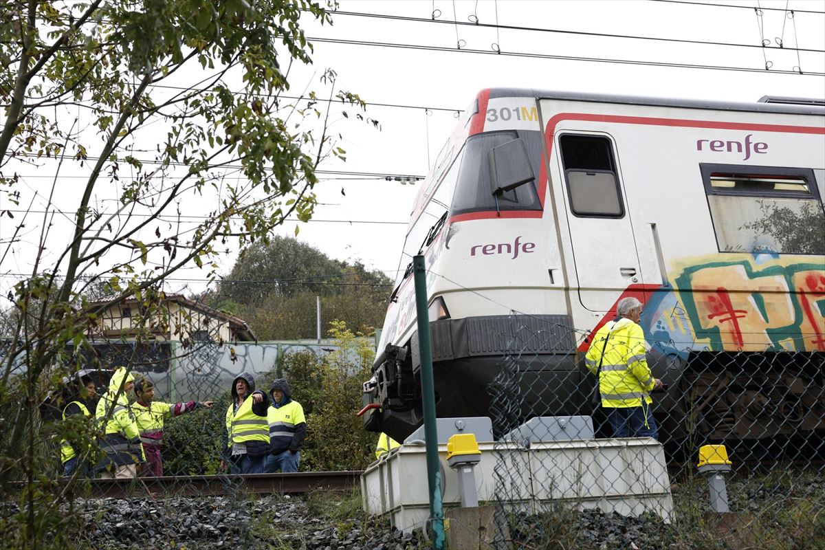 Operarios de Renfe, en el lugar del descarrilamiento. 