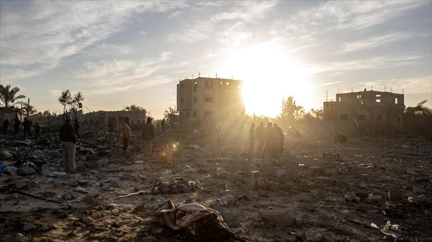 Destrucción en Jan Yunis (sur de Gaza) tras los incesantes ataques israelíes. Foto: EFE