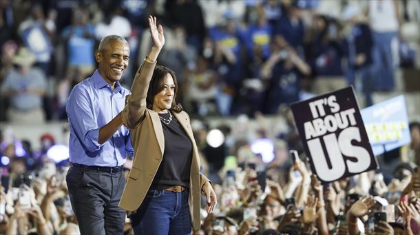 Kamala Harris presidentegai demokrata, Barack Obama AEBko presidente ohiarekin batera, ekitaldi batean. Argazkia: EFE