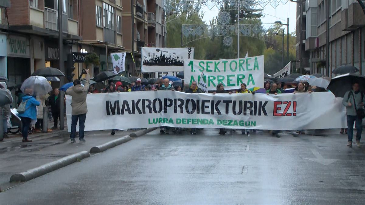 160 erakundek makroproiektu energetikoen aurkako manifestazioa egin dute Gasteizen