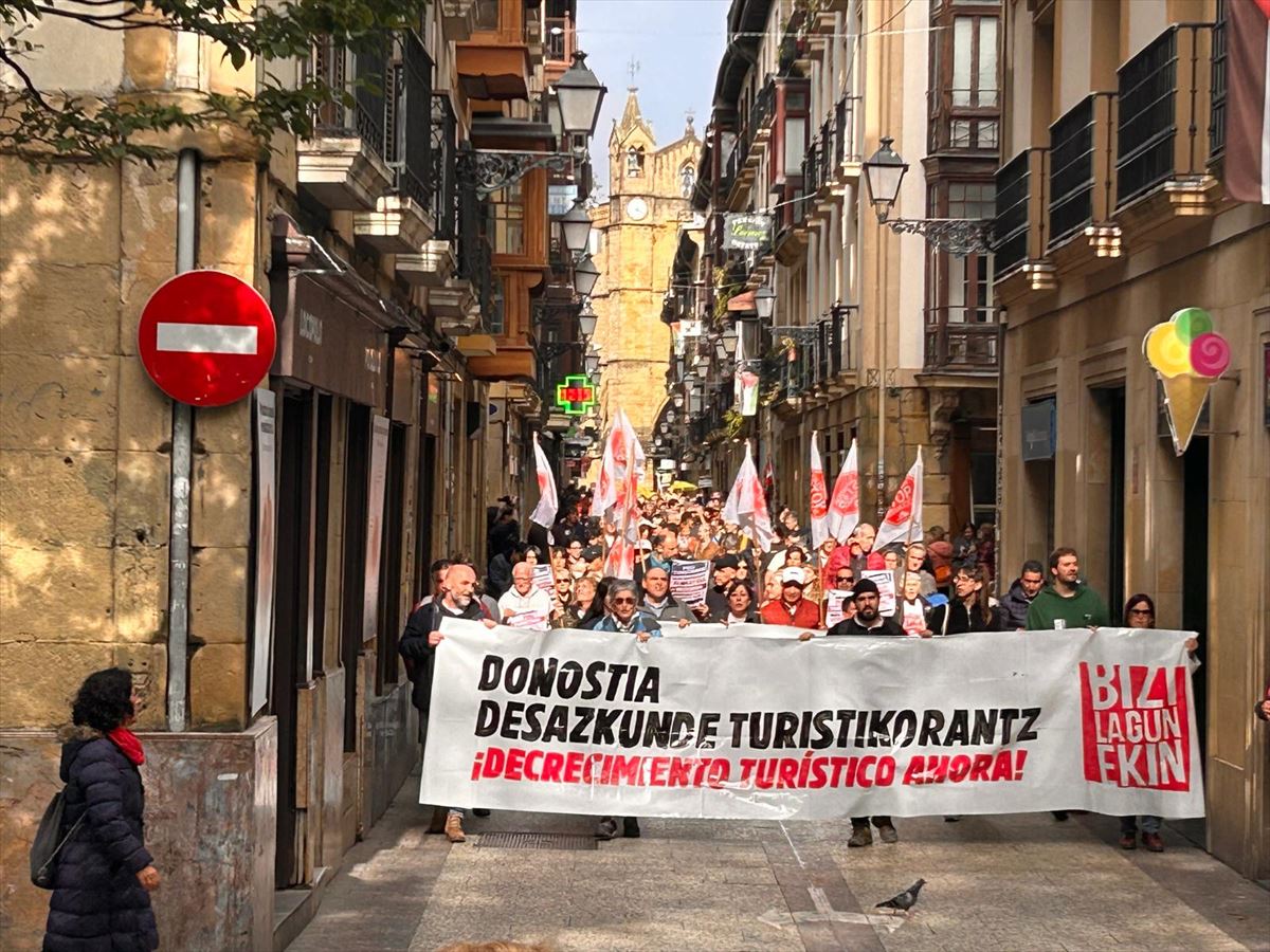 Cabeza de la manifestación, en la Parte Vieja donostiarra. EITB.