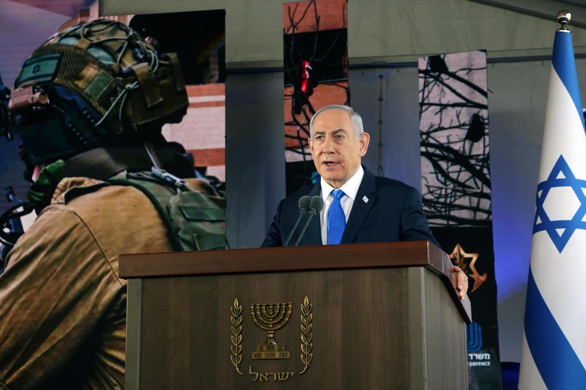 Benjamin Netanyahu Gazako gerran hildako soldadu israeldarren aldeko ekitaldian. Argazkia: EFE