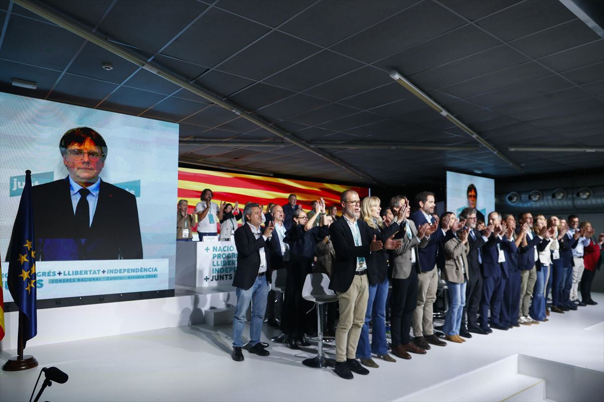 Carles Puigdemont interviene telemáticamente el Congreso de JxCat. Foto: EFE