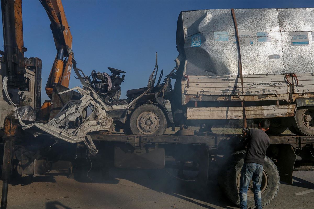 Un camión de la UNRWA destruido por ataques israelíes, este pasado miércoles. EFE. 