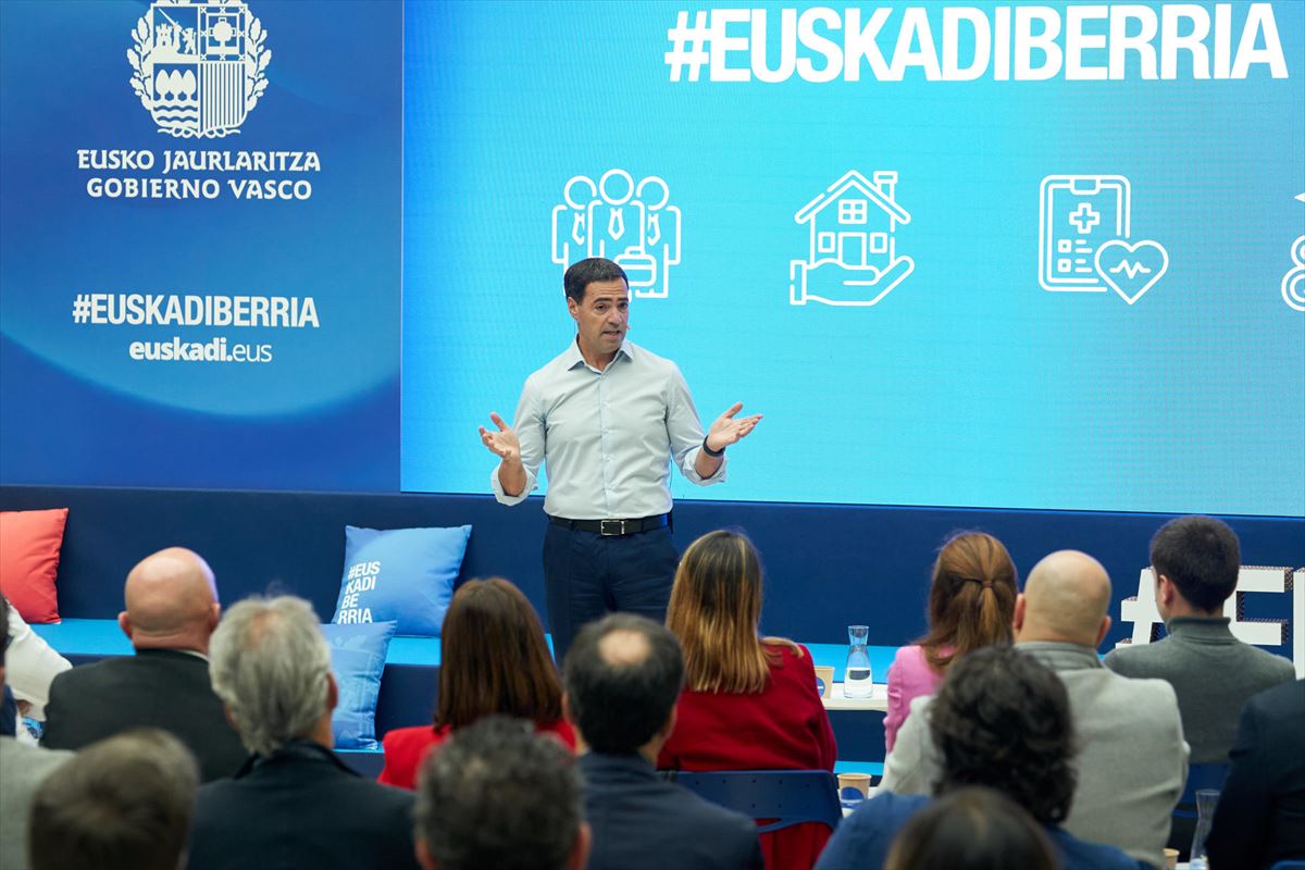 El lehendakari, hoy en un encuentro con ciudadanos celebrado en Vitoria-Gasteiz. EFE