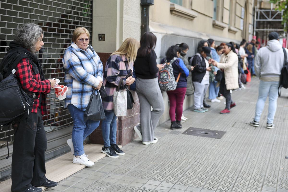 Colas en una parada de autobús de Bilbao el pasado 29 de octubre. 