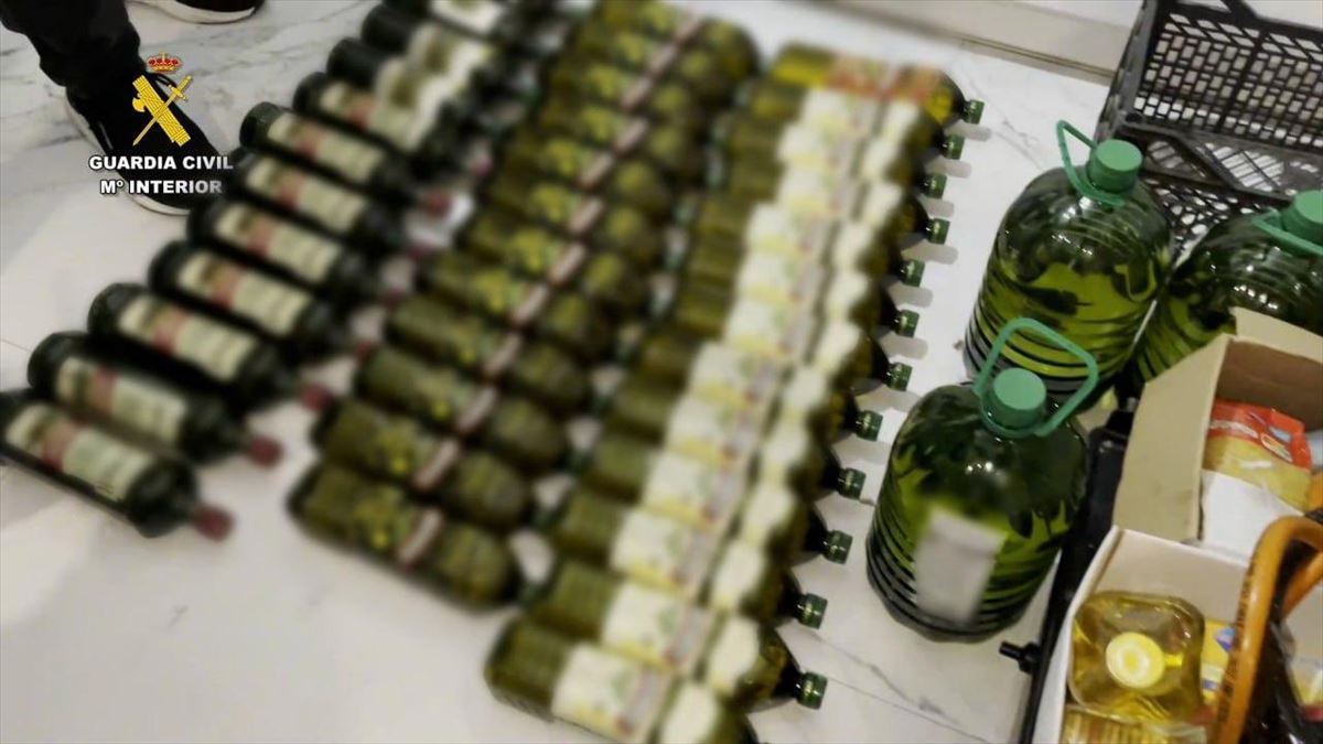 Bidones de aceite incautados a los detenidos. Foto: Guardia Civil