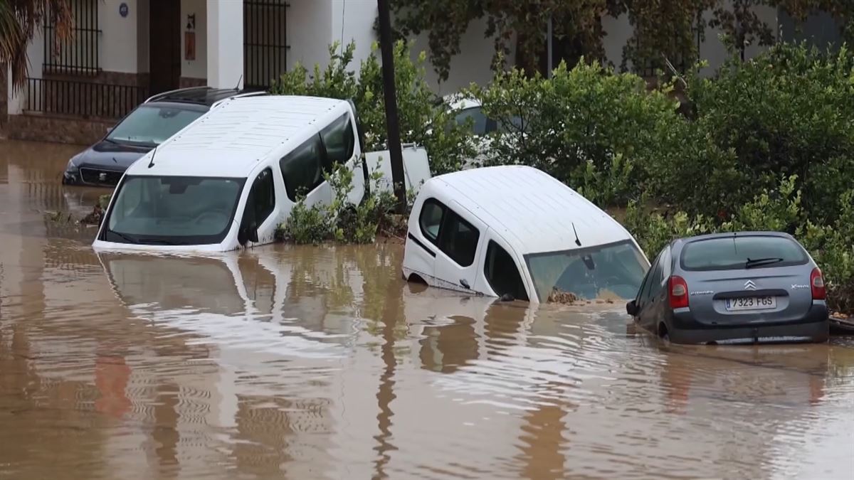 Varios vehículos anegados por el agua. 