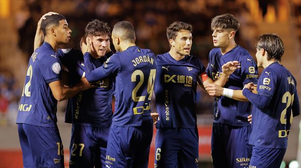 Los jugadores del Alavés se felicitan tras el gol que ha clasificado al equipo vasco. Foto: EFE. 