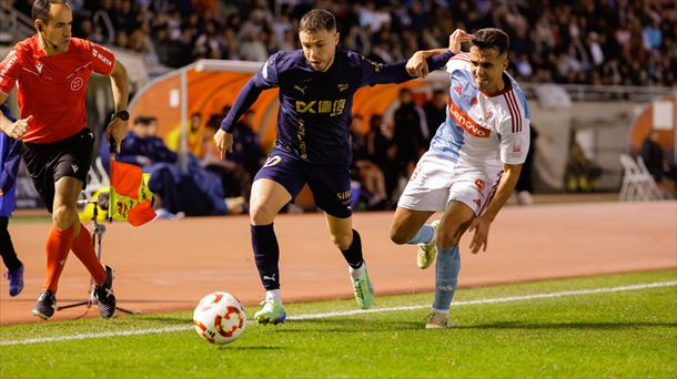 Tomás Conechny trata de avanzar por la banda. Foto: EFE. 