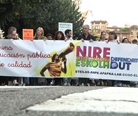 Manifestazio jendetsua Iruñean, irakaskuntza publikoan egiten ari diren bigarren greba egunari amaiera emateko