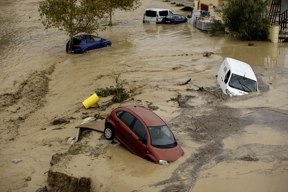 Urak eramandako hainbat ibilgailu Aloran (Malaga)