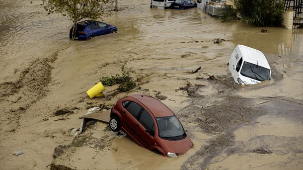 ''Los camiones van flotando, haciendo la tijera, volcados''