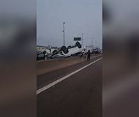 Así han amanecido, llenas de coches apilados, las carreteras valencianas