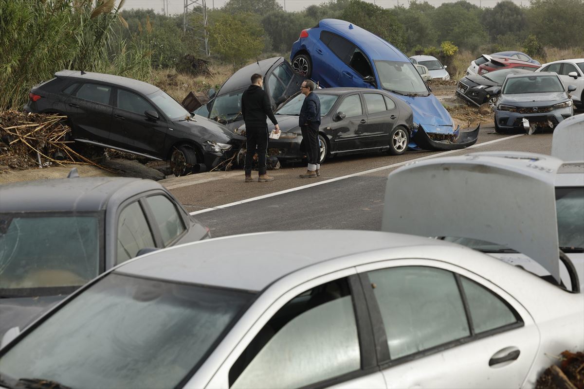 Estado en el que se encuentran varios vehículos en Picaña