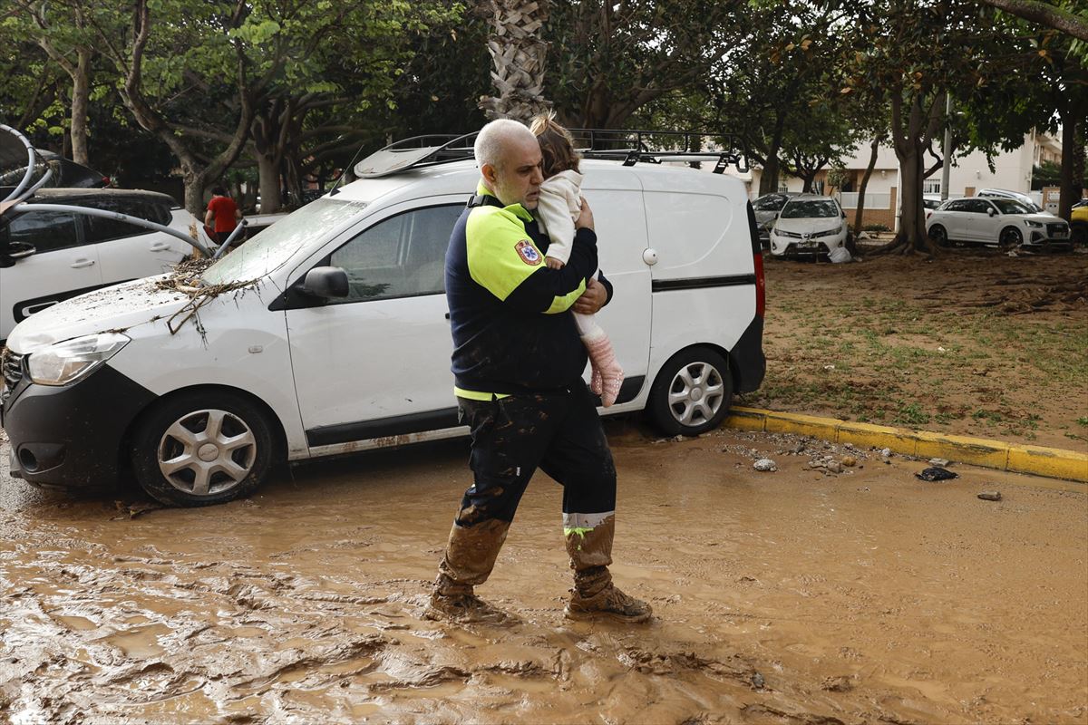  Un miembro de transporte sanitario con una niña en Picaña