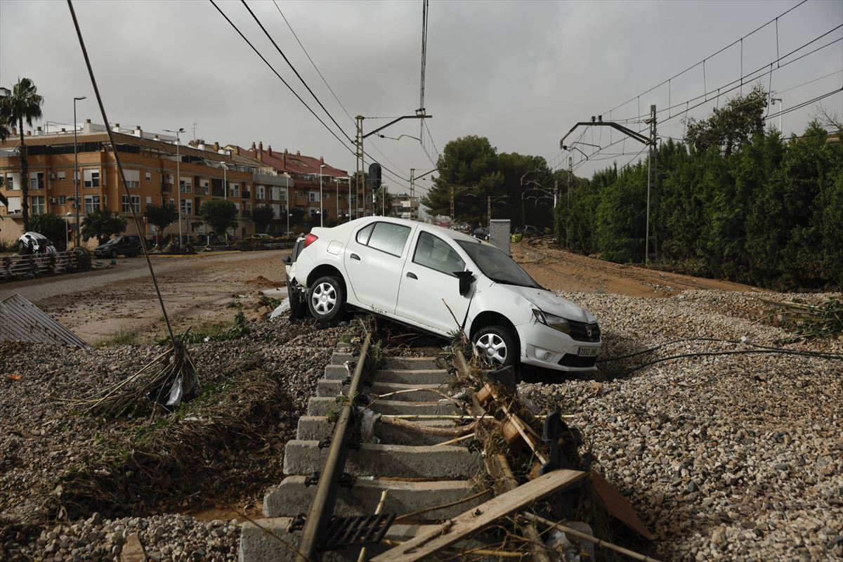 Un coche sobre las vías de Picaña