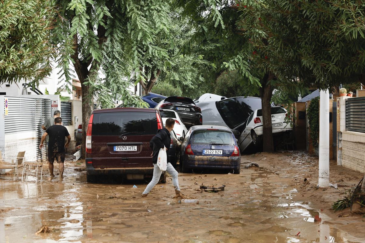 Un hombre retira el lodo acumulado por las intensas lluvias en Picaña