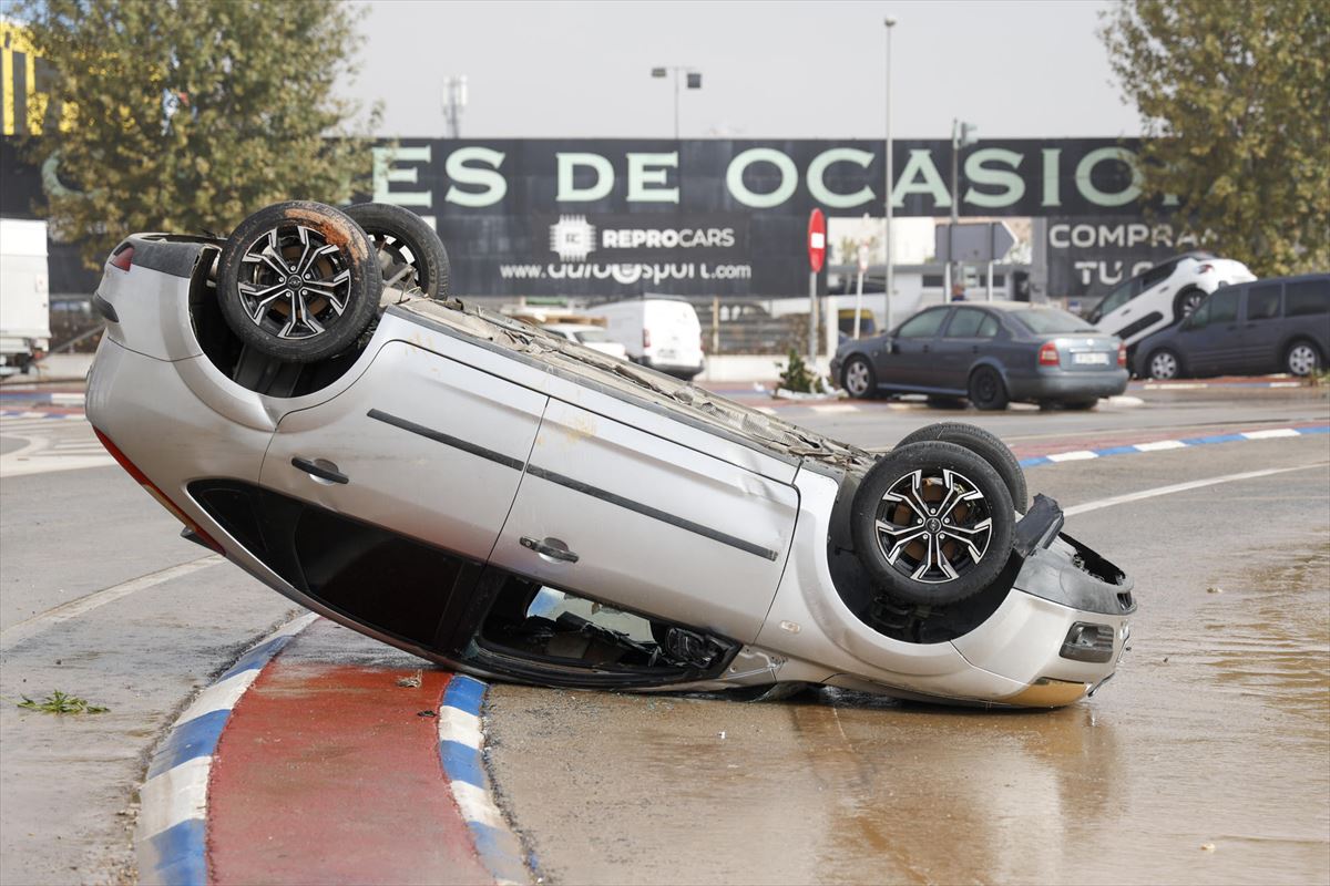 un coche volcado en el polígono industrial de Sedaví