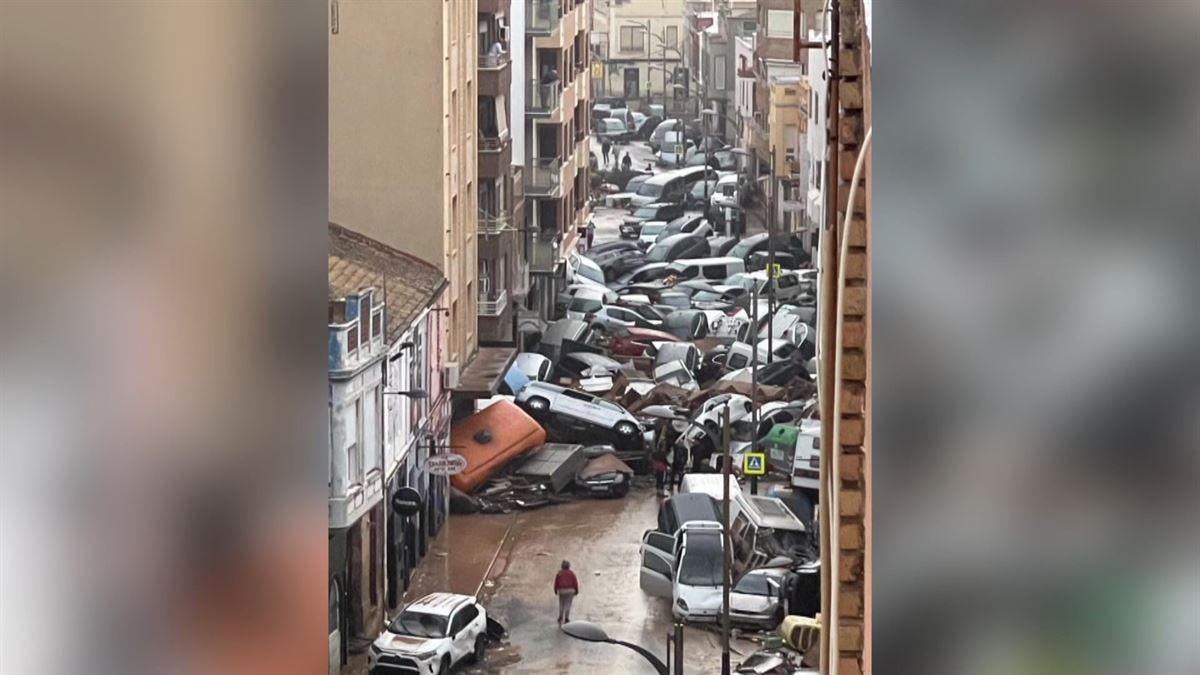 Coches apilados en Sedaví (Valencia).