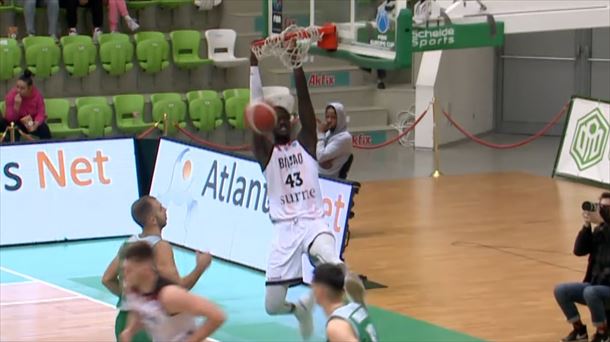 Amar Sylla anota una canasta en el partido de este miércoles. Foto: EITB Media. 