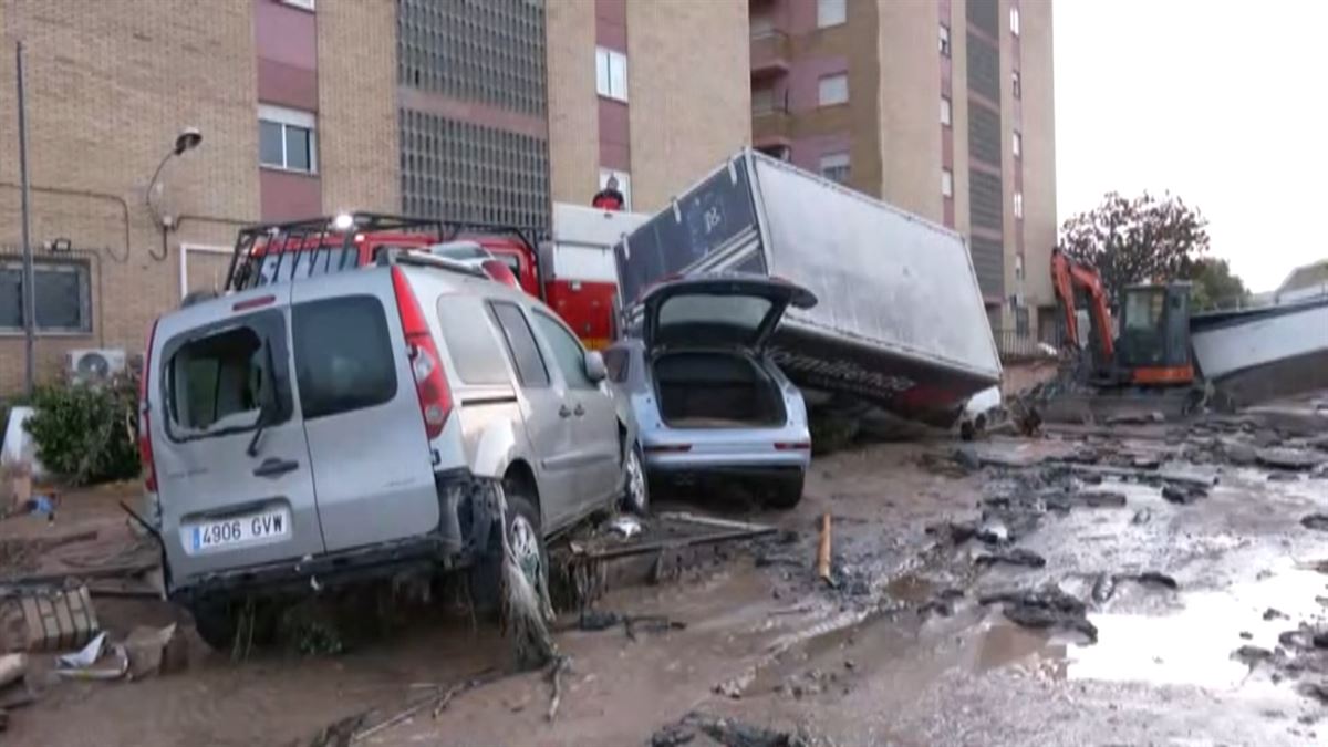 Varios coches apilados entre el barro en Valencia. 