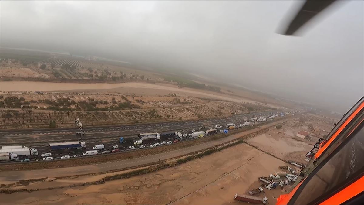 Más de 120 carreteras permanecen cortadas al tráfico por el paso de la DANA