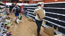 La desesperación obliga a vecinos de Paiporta a llevarse alimentos y agua de supermercados destrozados