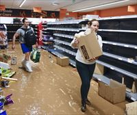 La desesperación obliga a vecinos de Paiporta a llevarse alimentos y agua de supermercados destrozados