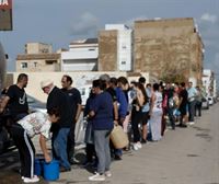 La búsqueda de agua y comida es la principal prioridad de los vecinos de las zonas más afectadas por la DANA