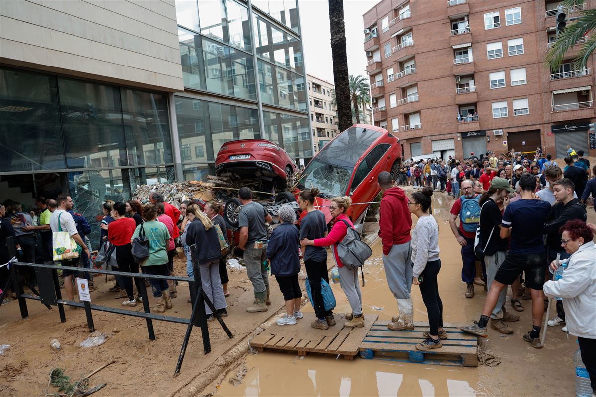 Varias personas esperan para recibir ayuda este jueves en Paiporta