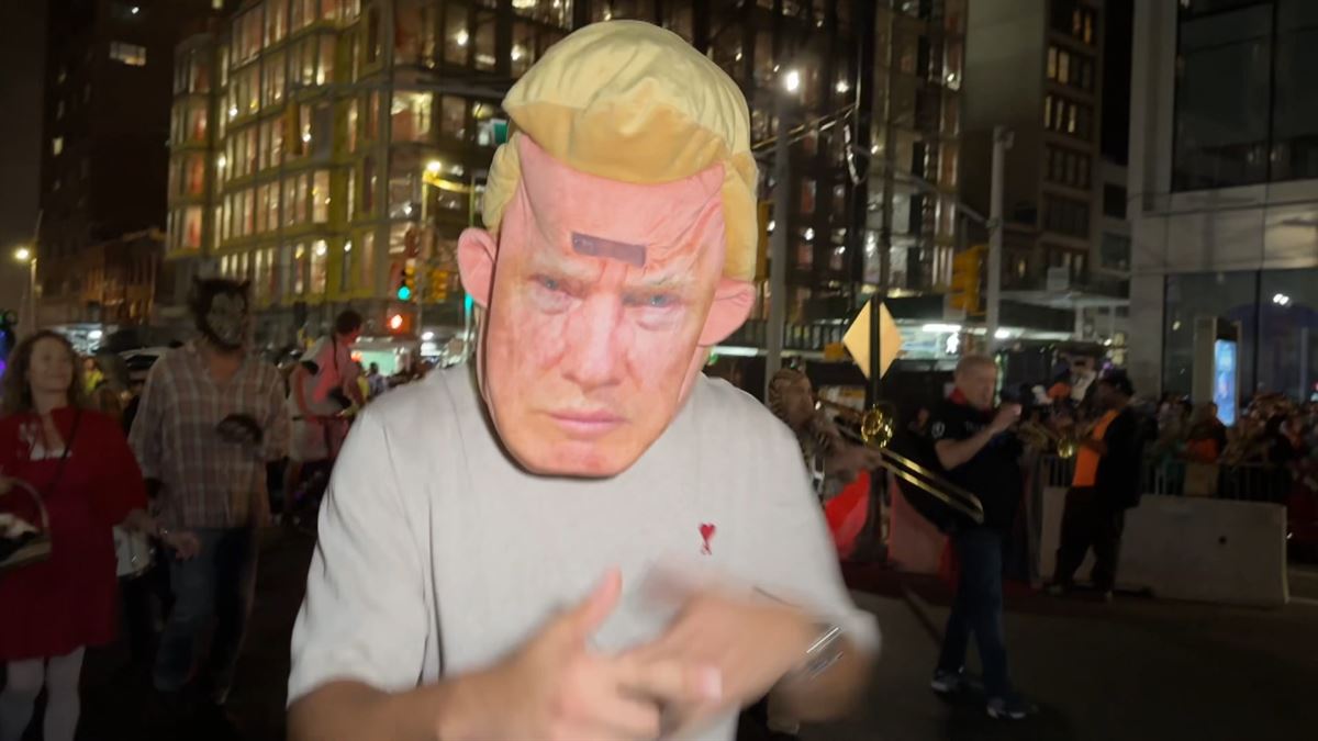 Careta de Trump en el desfilde de Halloween de Nueva York