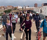 Cientos de voluntarios con cubos, escobas, agua y alimentos se dirigen a las zonas devastadas para ayudar